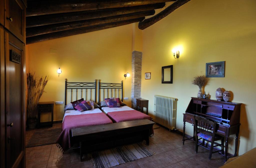 LoporzanoCasa Rural Boletas的一间卧室配有一张床和一架钢琴