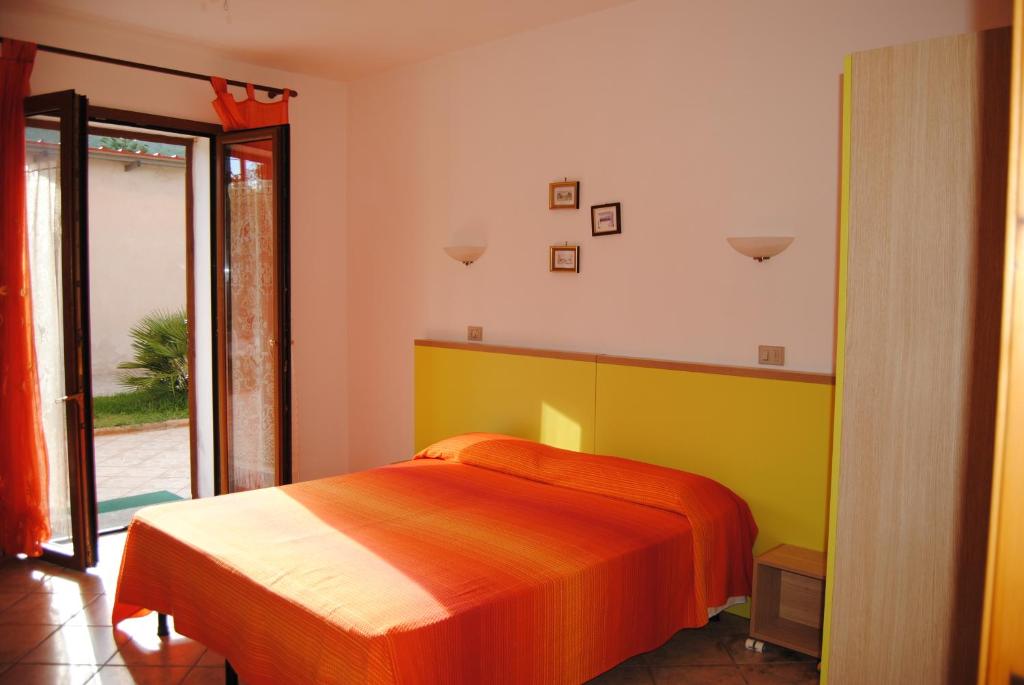 阿尔盖罗B&B ARENOSU25的一间卧室配有橙色和黄色的床