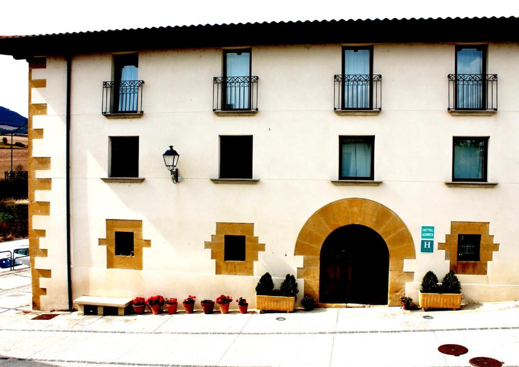 萨利纳斯-潘普洛纳阿格利塔酒店的前面有鲜花的建筑