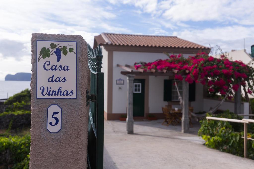 FeteiraCasa das Vinhas的一座带建筑物的别墅的标志