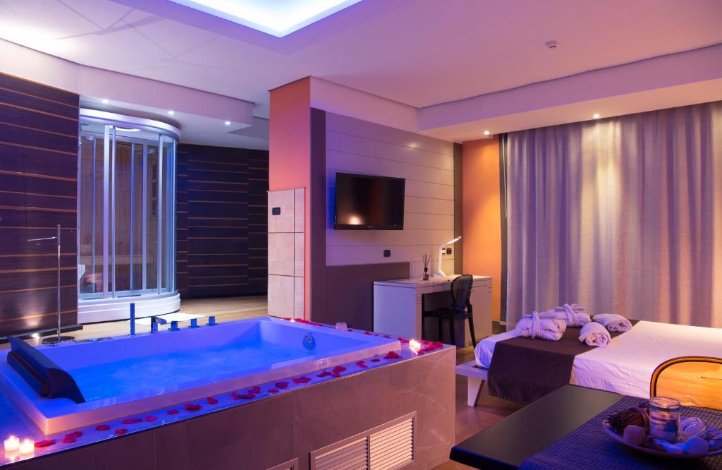 阿里亚诺伊尔皮诺碧非格兰德酒店的一间位于卧室中间的带浴缸的酒店客房