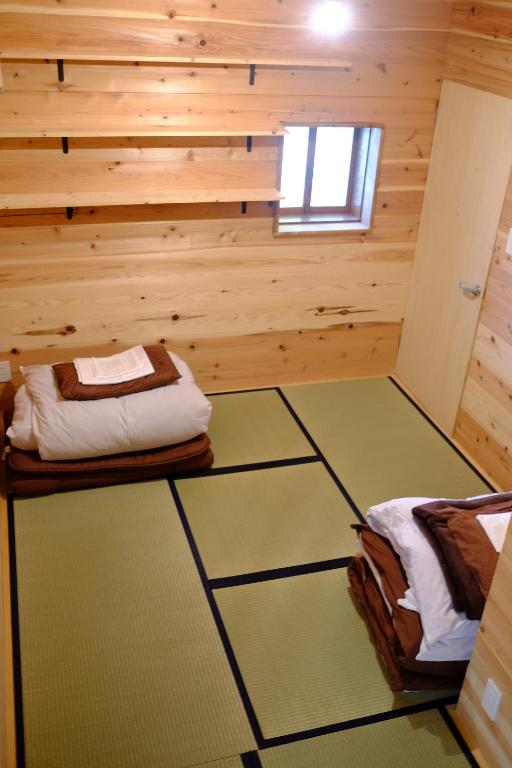 箱根箱根台旅馆的小木屋内带两张床的房间