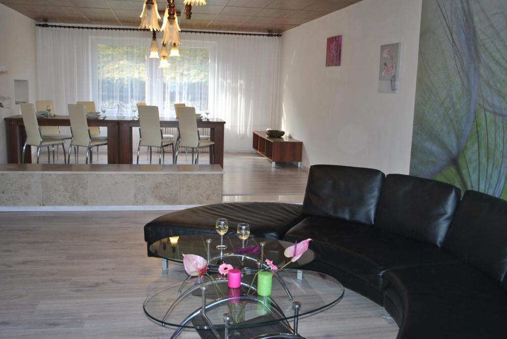 耶塞尼克Apartment Mlýnská的客厅配有沙发和鲜花桌