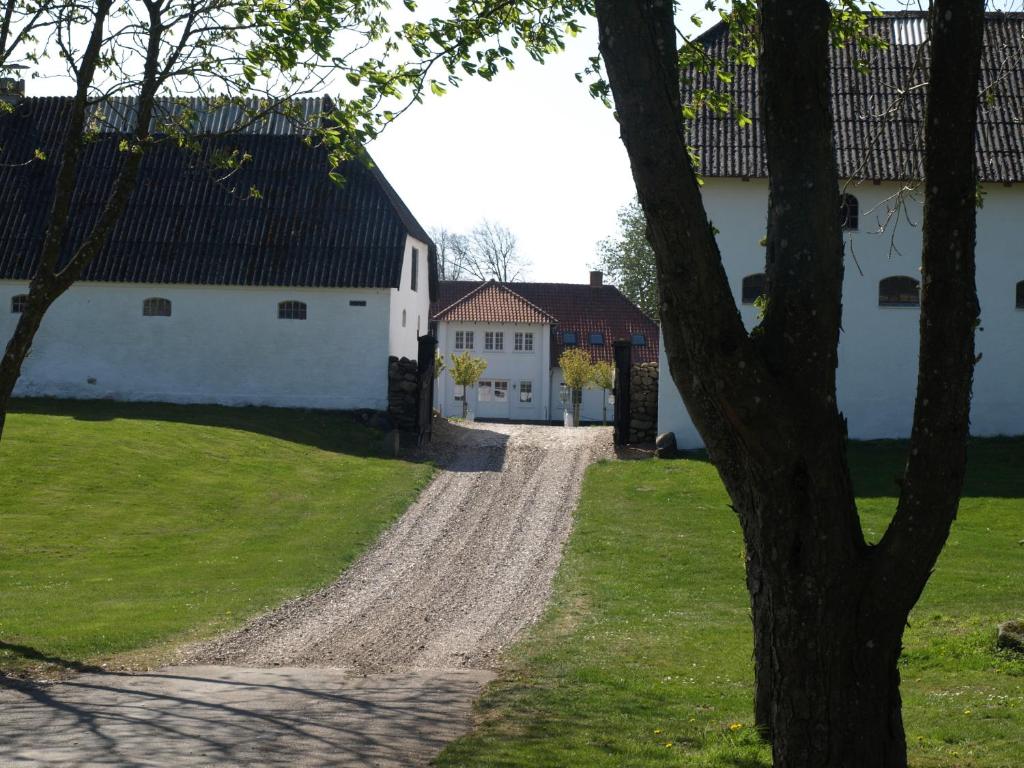 NibeSebber Kloster的通往白色建筑的土路