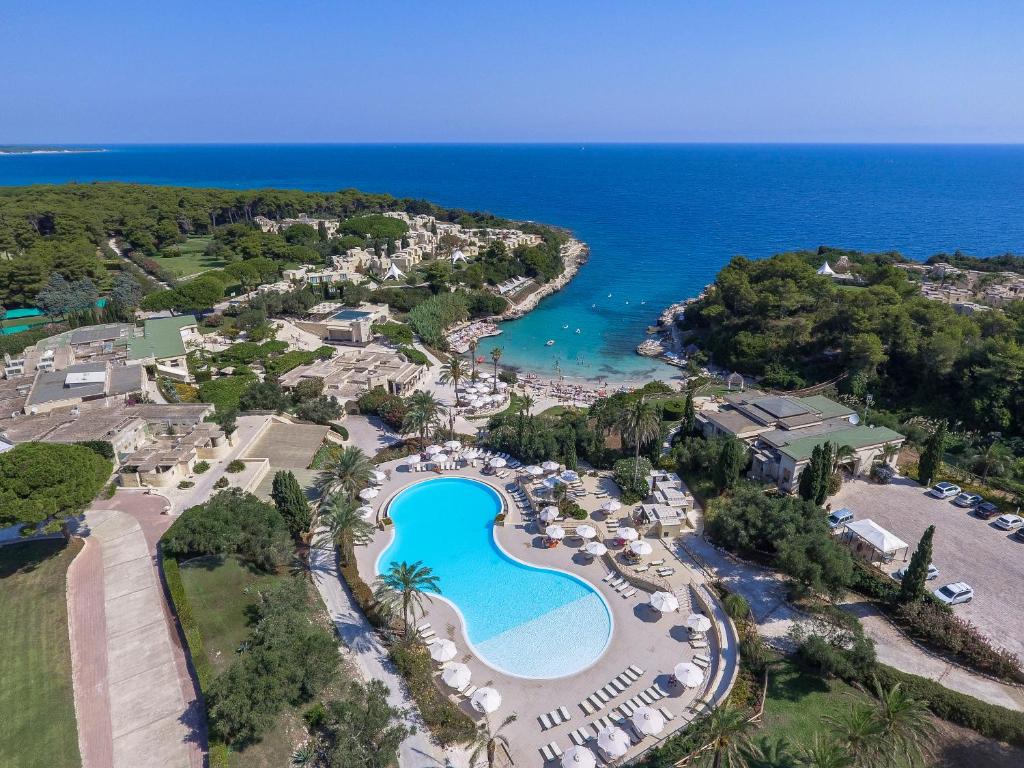 奥特朗托奥特朗托乐查勒海滩度假酒店的享有度假村和海洋的空中景致