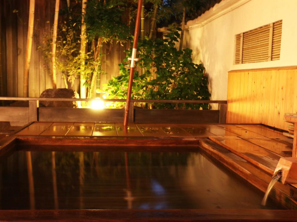 甲府柳屋传统日式旅馆的夜晚在木制甲板上的一个水池