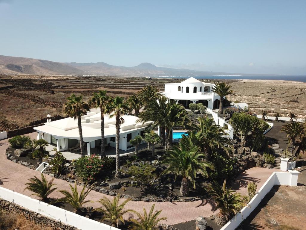 查德尔帕罗奥隆达之家别墅的享有棕榈树白色房屋的空中景致