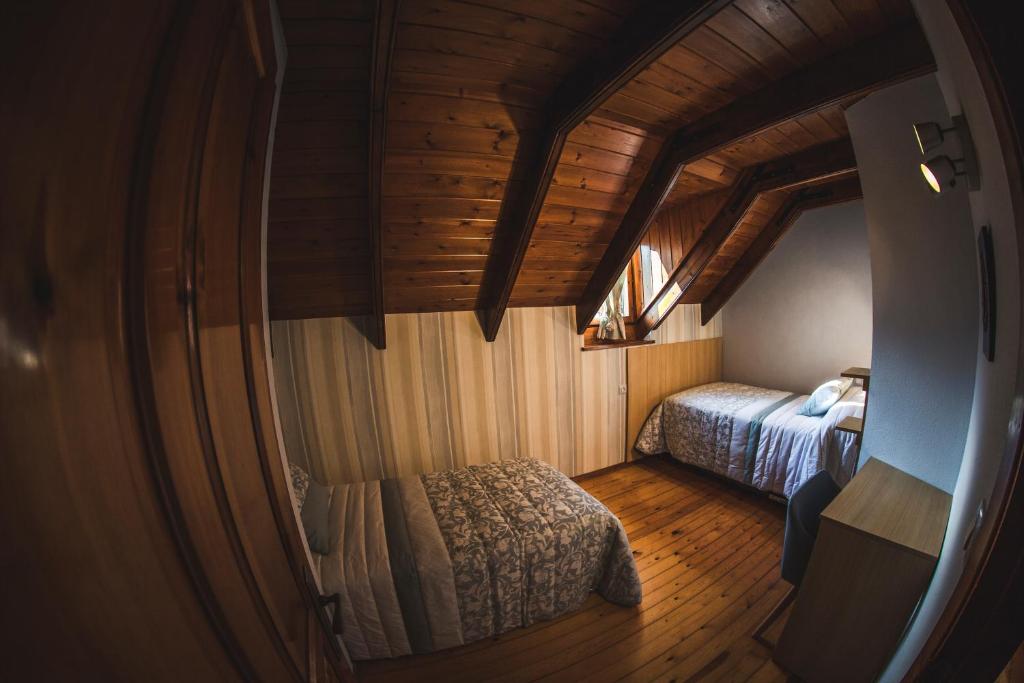 皮德拉菲塔德雅卡La Borda de Garbi的一间小卧室,配有一张木天花板上的床铺