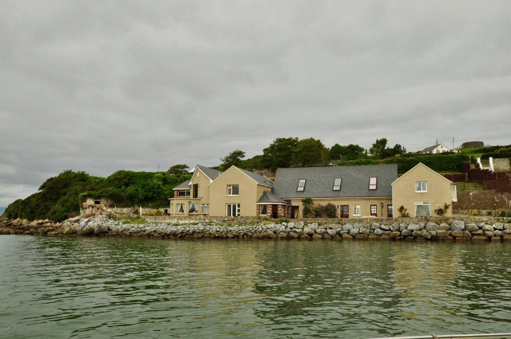 特拉利Barrow Lodge的水体岸边的一群房子