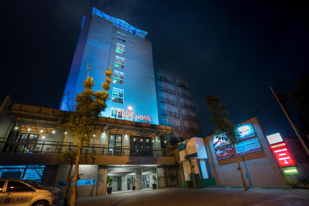 雅加达格鲁格尔枫叶酒店 的一座晚上亮蓝色的建筑