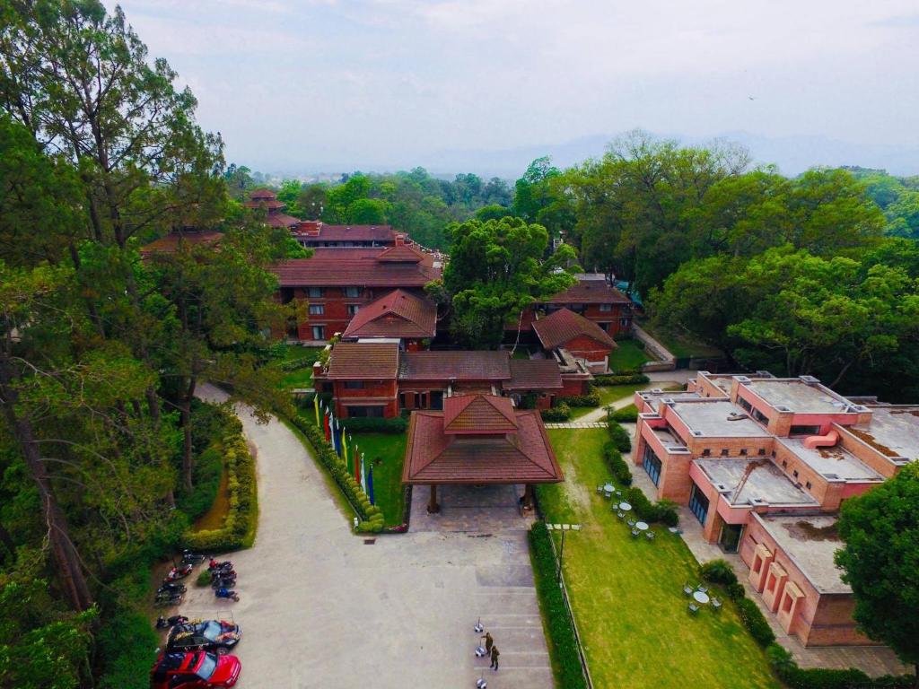 加德满都Gokarna Forest Resort Pvt Ltd的享有拥有建筑和树木的城镇的上方景色