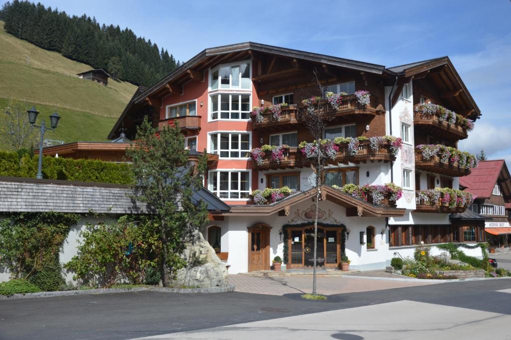 米特尔贝格Appartement Hotel Garni Alpenstüble的一座大建筑,里面装有花盒