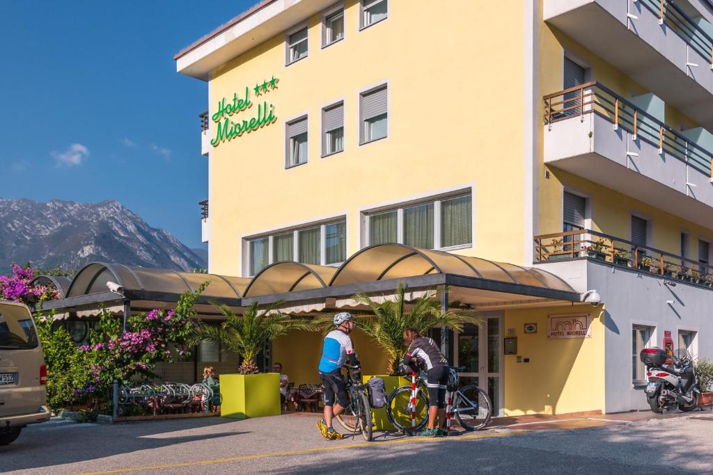 托尔博莱莫耶里酒店的两人在酒店前骑自行车