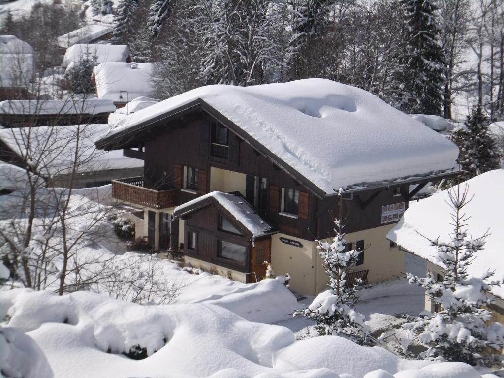 莱热Chalet Aventure B&B Les Gets的雪覆盖的房子