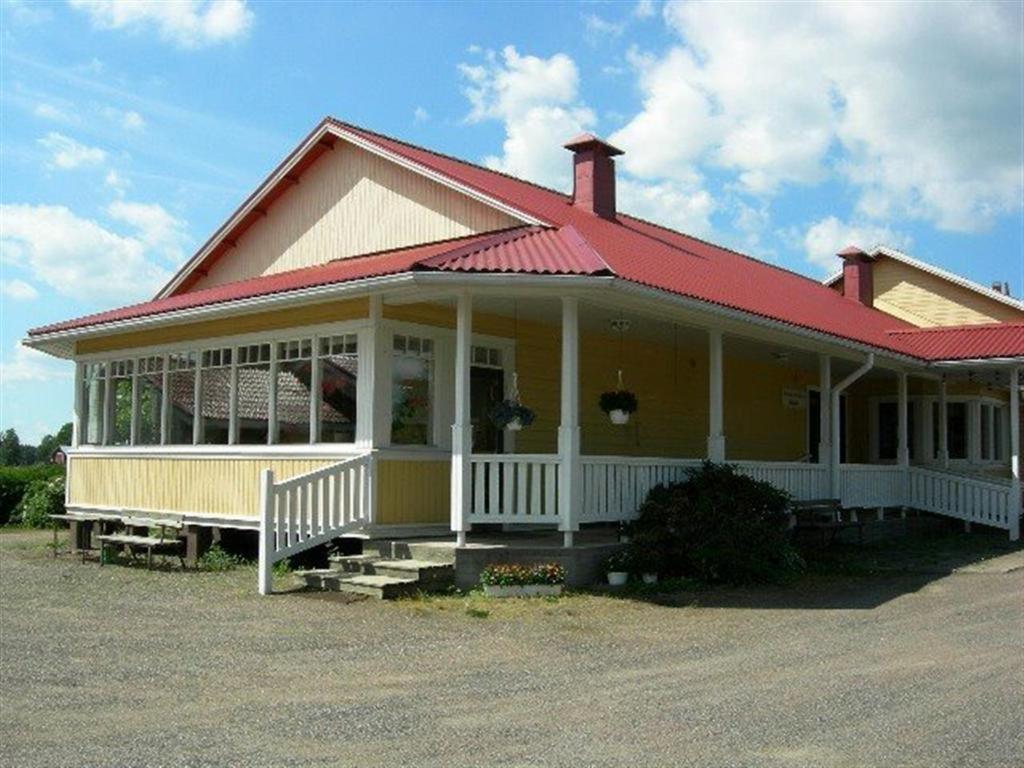 Pitkäjärvi玛雅塔罗米约塔图里酒店的红色屋顶的大型黄色房屋