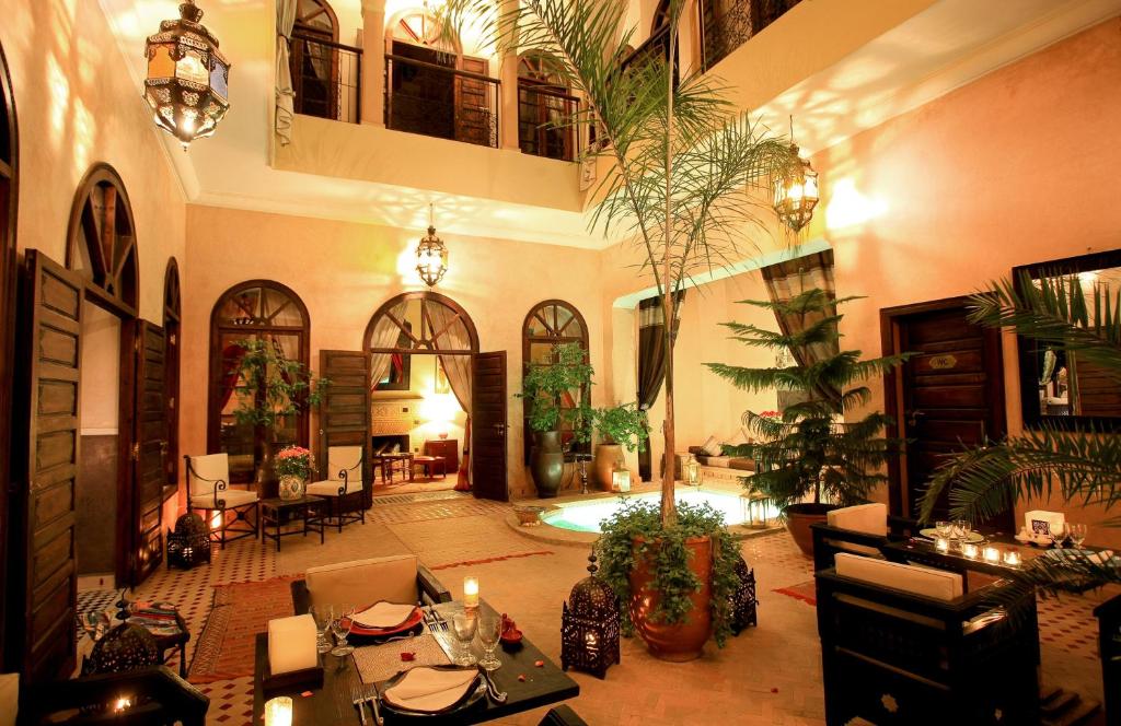 马拉喀什里亚德迪恩曼那摩洛哥传统庭院住宅的大型客厅里种有植物