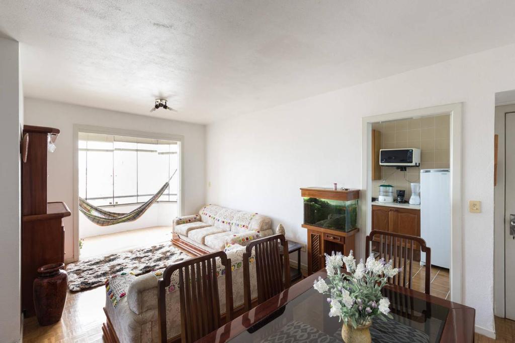 阿雷格里港Maravilhoso apartamento 3 quartos perto PUC的客厅配有沙发和桌子