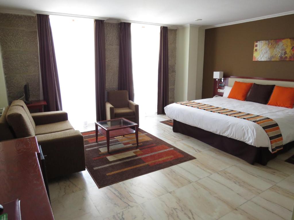 巴约讷阿农西亚达酒店的酒店客房,配有床和沙发