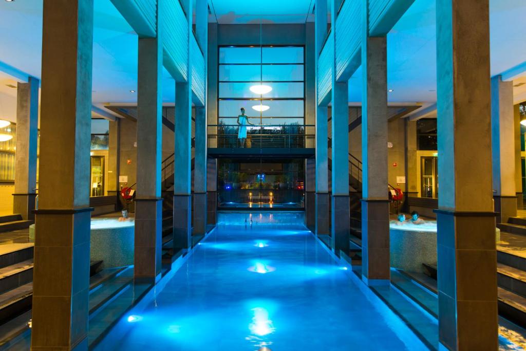 阿姆斯特丹Hotel & Wellness Zuiver的享有大楼游泳池的景色