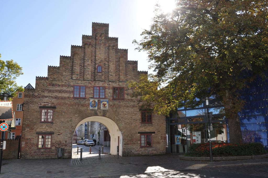 弗伦斯堡Ferienwohnung "Am Nordertor"的一座有拱门的砖砌建筑