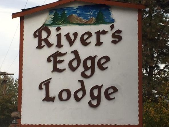 莱文沃思River's Edge Lodge的读河流冰屋的标志