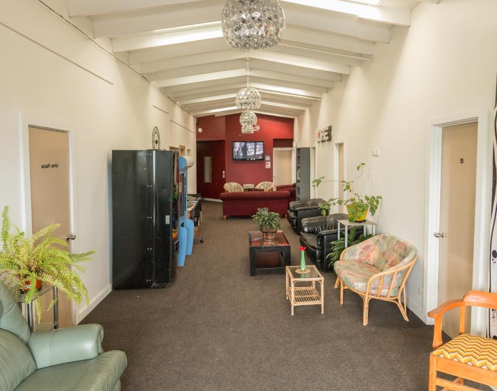 纳尔逊市中心背包客旅舍的带沙发和椅子的客厅