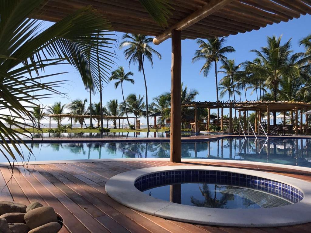 奥利文萨托罗罗姆芭度假酒店的棕榈树度假村的游泳池