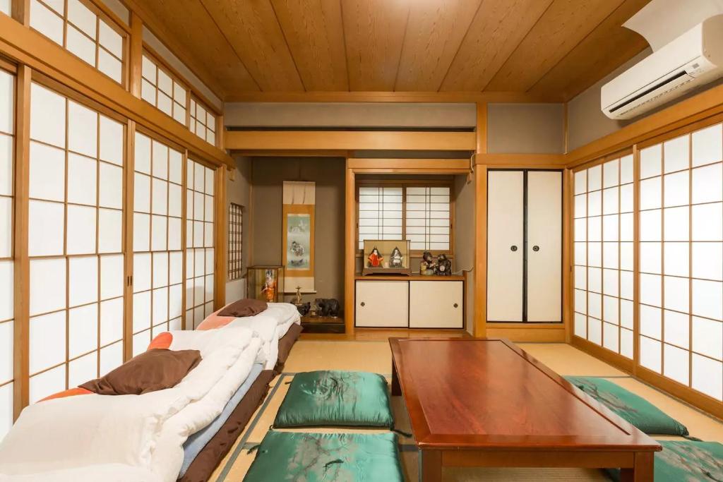 京都书法家旅馆的客厅配有两张沙发和一张桌子