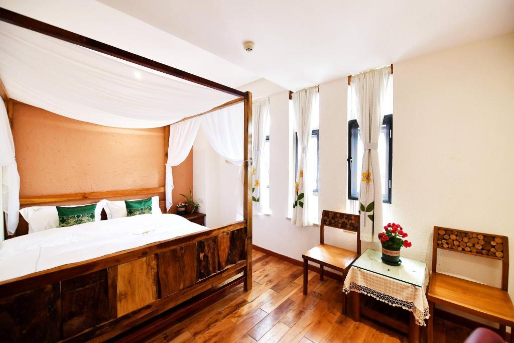 昆明途涂连锁客栈（西贡码头店）的一间卧室配有一张大床和木制床头板