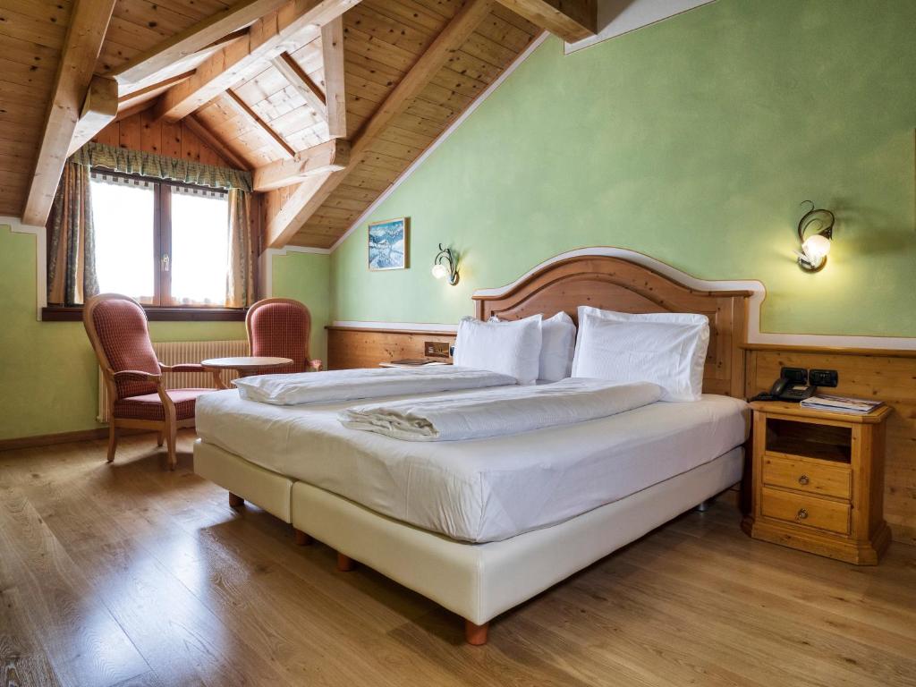摩德纳迪-坎皮格里奥贝尔泰利酒店的一间卧室,卧室内配有一张大床