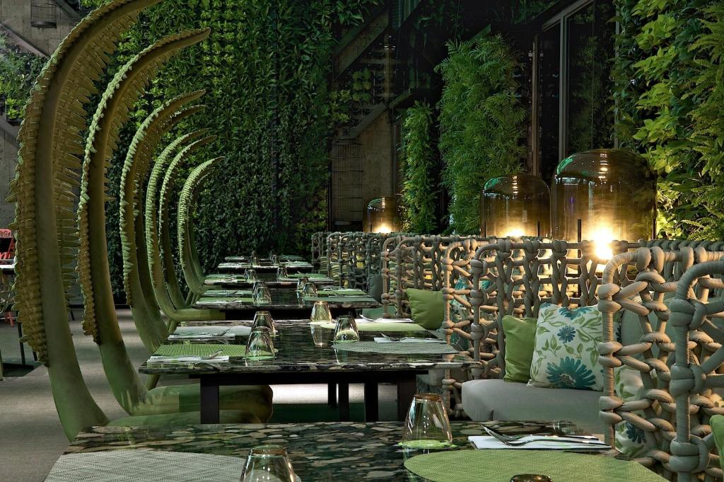 台北阿树国际旅店的葡萄藤餐厅的一排桌子