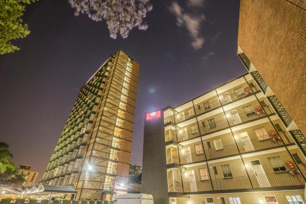 比勒陀利亚Hotel 224 & Apartments的一座高大的建筑,晚上