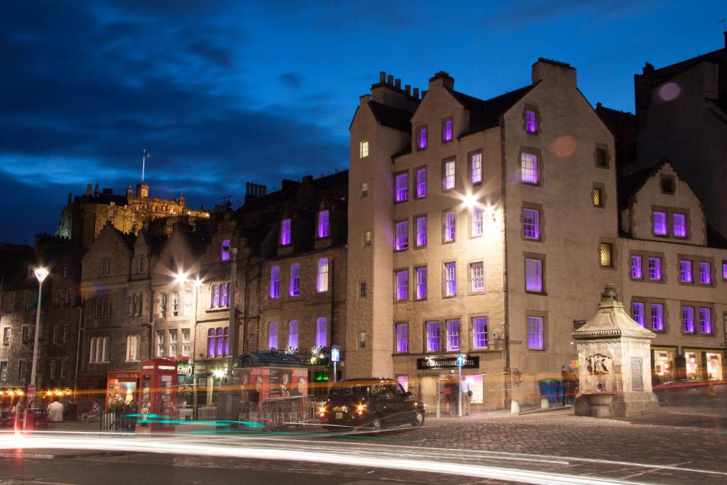 爱丁堡格拉斯广场酒店的建筑的侧面有紫色的灯