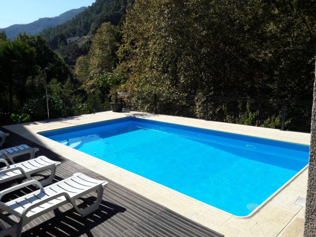 吉尔斯Casa Ribom的一个带2把躺椅的游泳池和一个游泳池