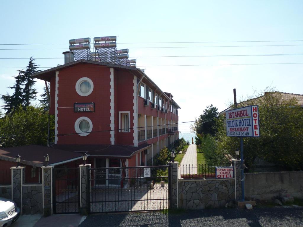 Marmaraereglisi伊斯坦布尔伊尔迪兹酒店的前面有标志的红色建筑