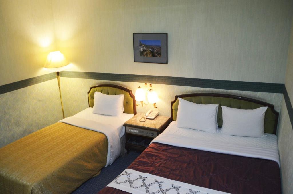 台南光华大饭店的酒店客房带两张床和电话