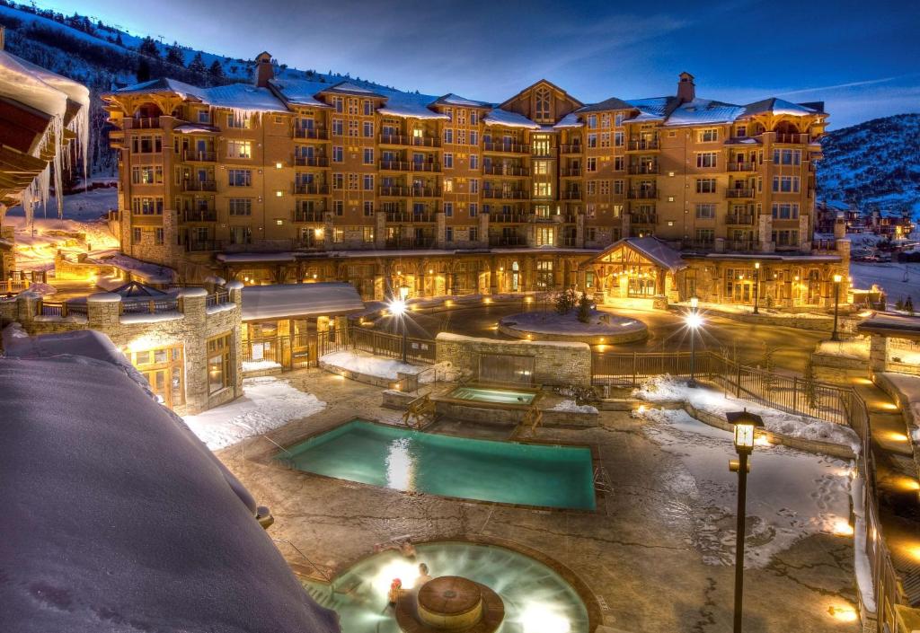 帕克城凯悦中心城市公园酒店的夜间在雪地里设有游泳池的度假胜地
