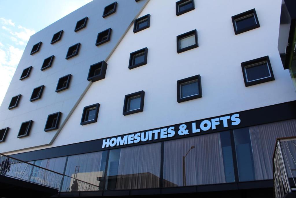 库利亚坎Homesuites Malecon的带有读地牌和抽奖标志的建筑物