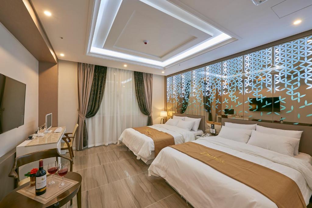 迪拜酒店客房内的一张或多张床位