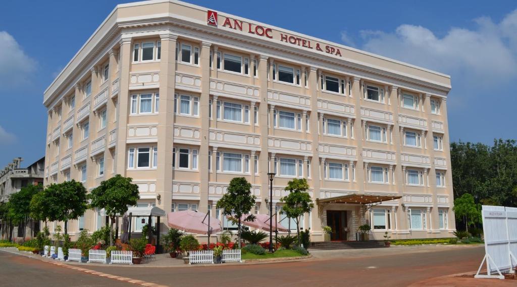 Thanh Bình安禄酒店及Spa的上面有冰上酒店标志的办公楼