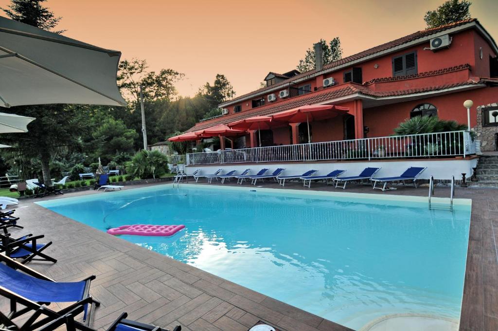 卡瓦德蒂雷尼Villa Fernanda的酒店前方的大型游泳池