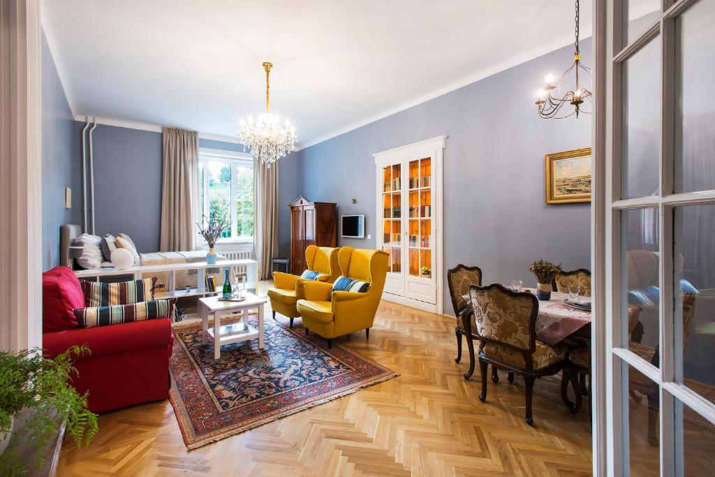 布达佩斯恩格尔公寓的客厅拥有蓝色的墙壁和黄色的椅子