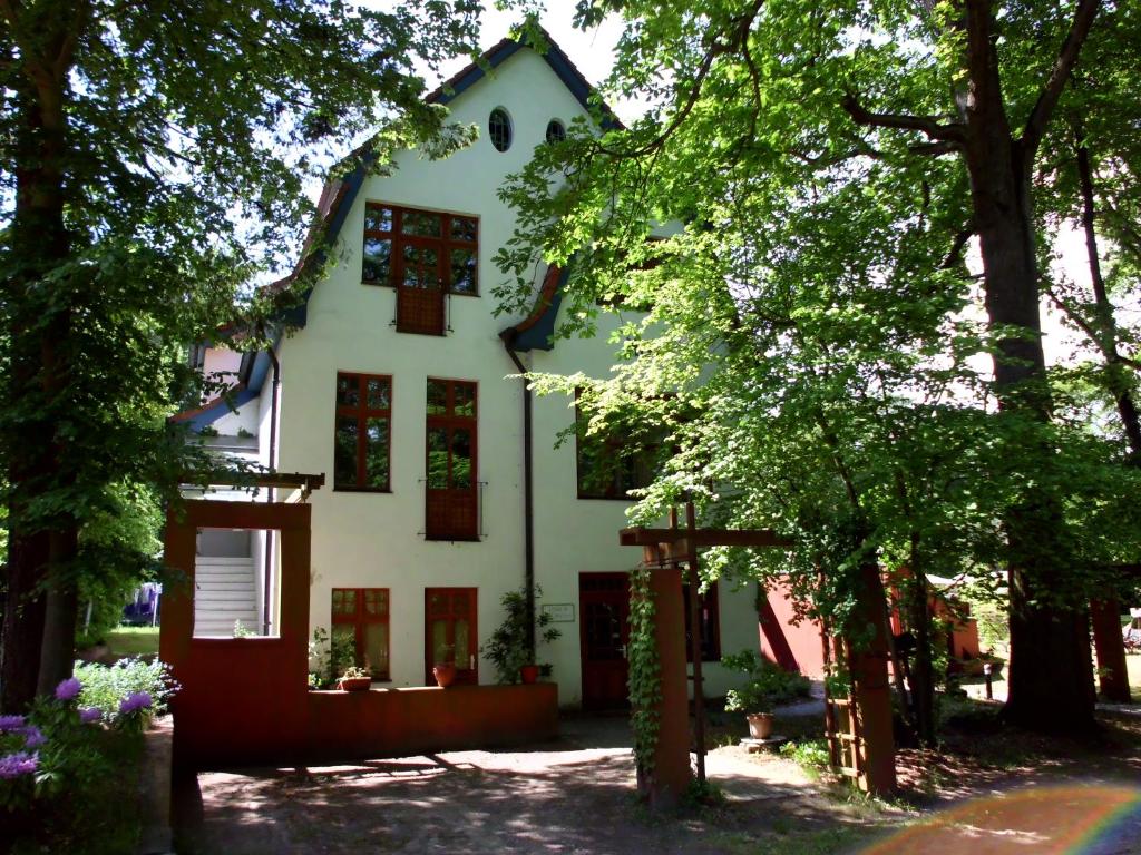 洛丁Haus Nixe的前面有树木的白色房子