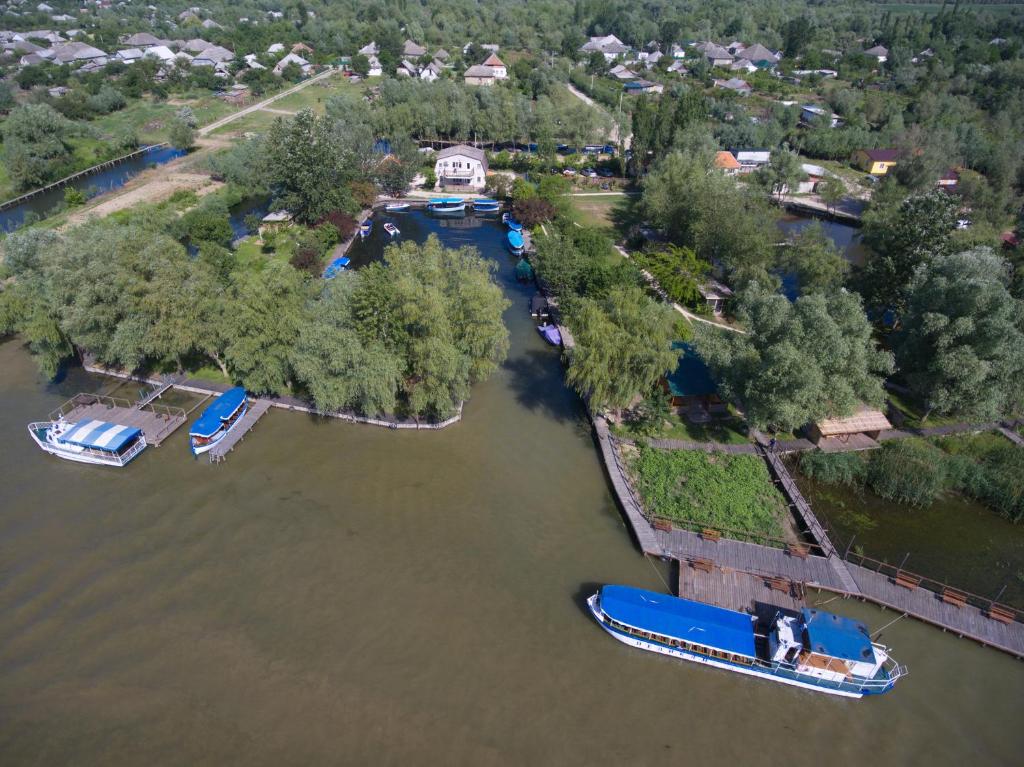 维尔科沃Pelican City的享有湖泊的空中景色,在水中划船