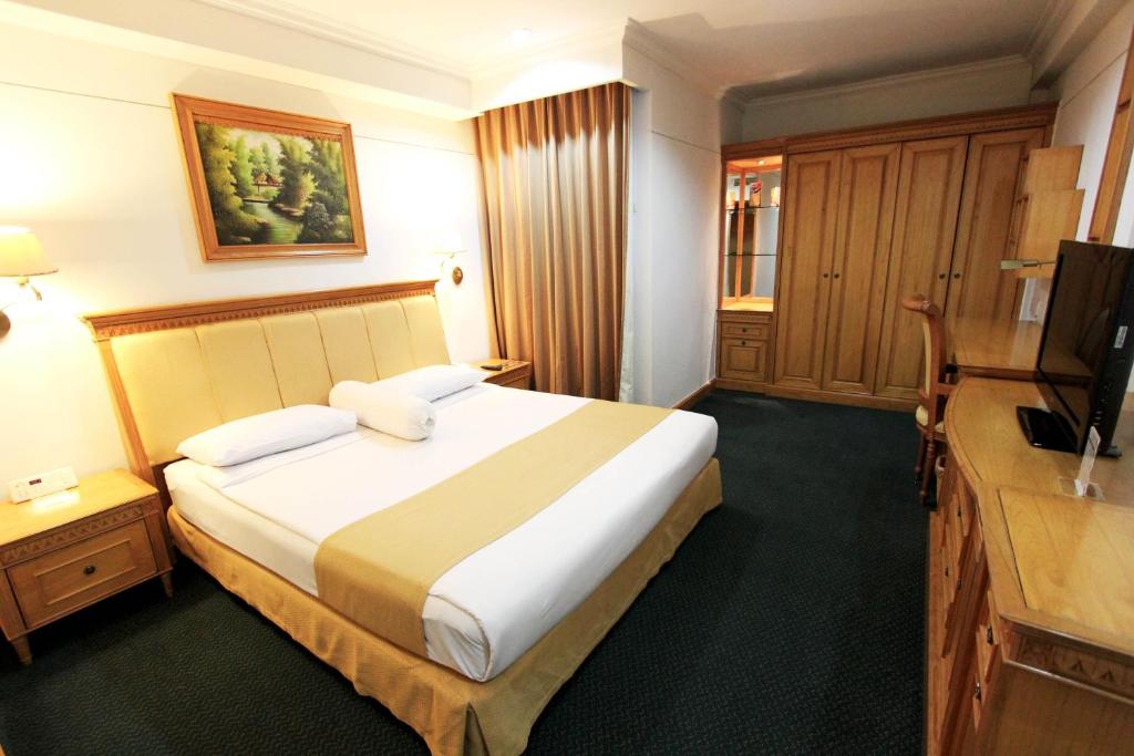 名古屋哈默尼套房酒店的配有一张床和一台平面电视的酒店客房
