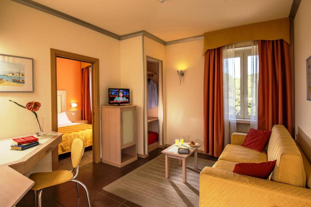利沃诺地中海酒店的客厅配有沙发和1张床