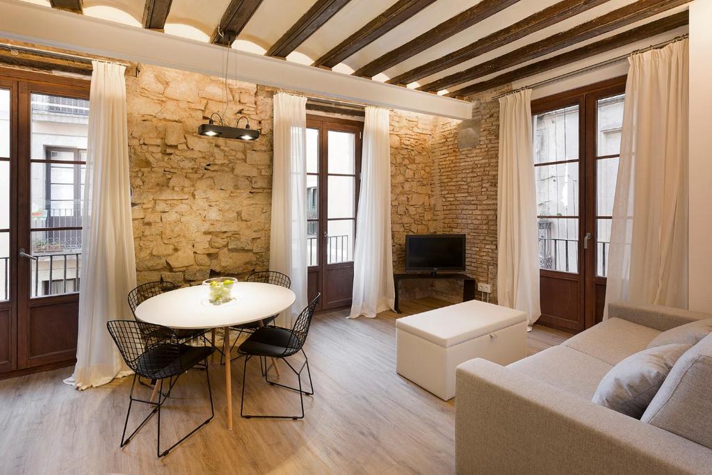 巴塞罗那Decô Apartments Barcelona-Born Apt.的客厅配有桌子和沙发