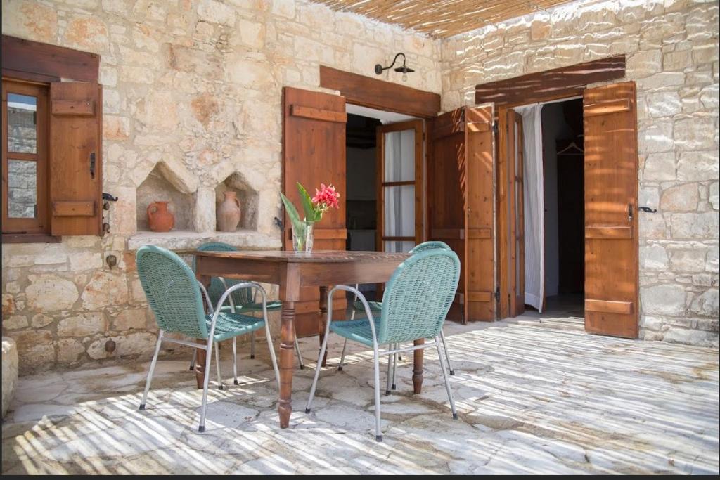 卡西卡斯埃莱尼度假屋的庭院配有木桌和椅子