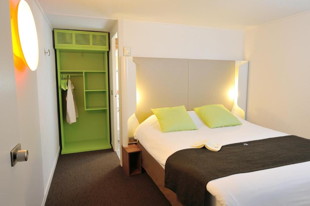 卢瓦尔河畔圣塞巴斯蒂安南特圣 - 塞巴斯蒂安 - 卢瓦尔河畔钟楼酒店的酒店客房设有一张床和一个绿色衣柜