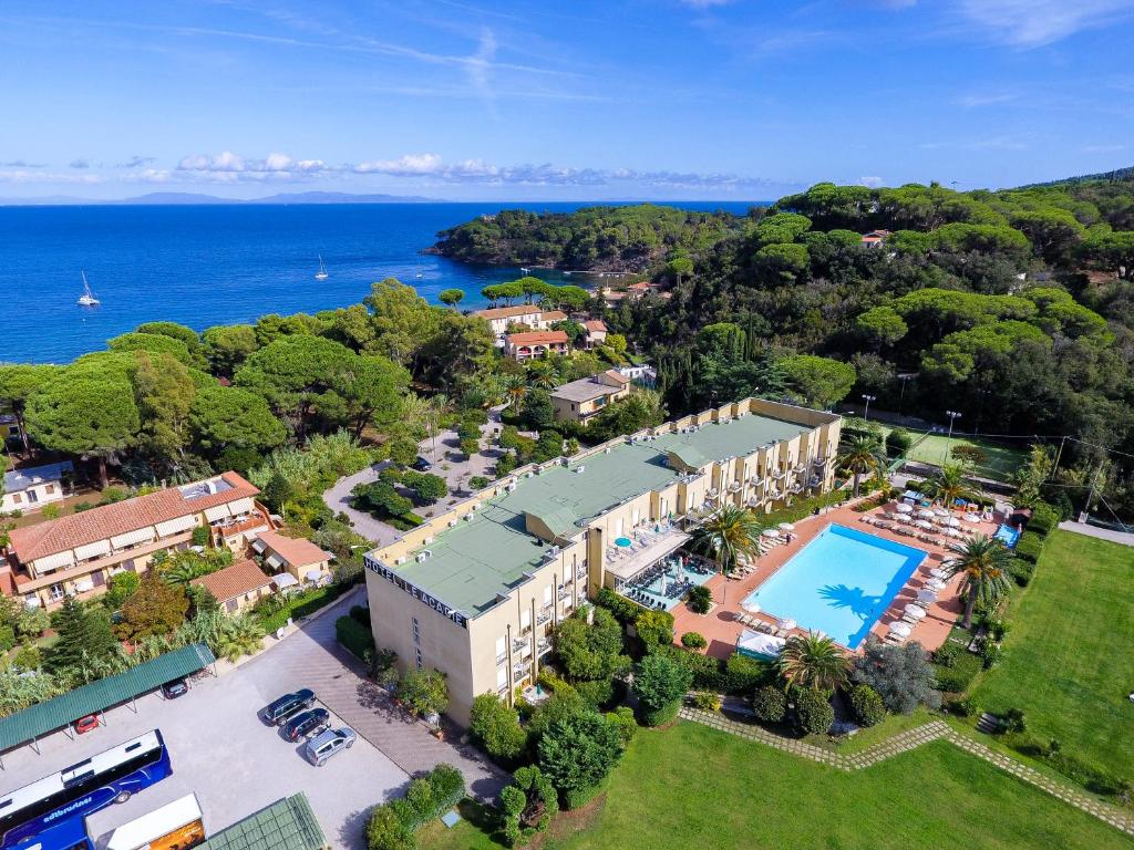 卡波利韦里乐亚卡其耶公寓酒店的享有带游泳池的度假村的空中景致